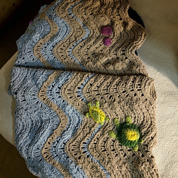 Beach themed blanket with 3d stitched starfish and turtles! So soft - Picture 4 of 15